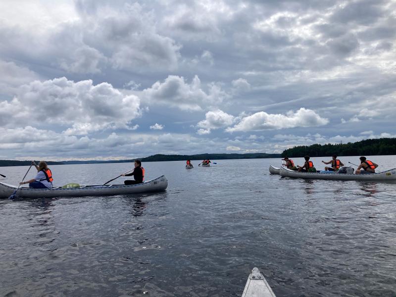 participantes a fazer canoagem no campo de férias