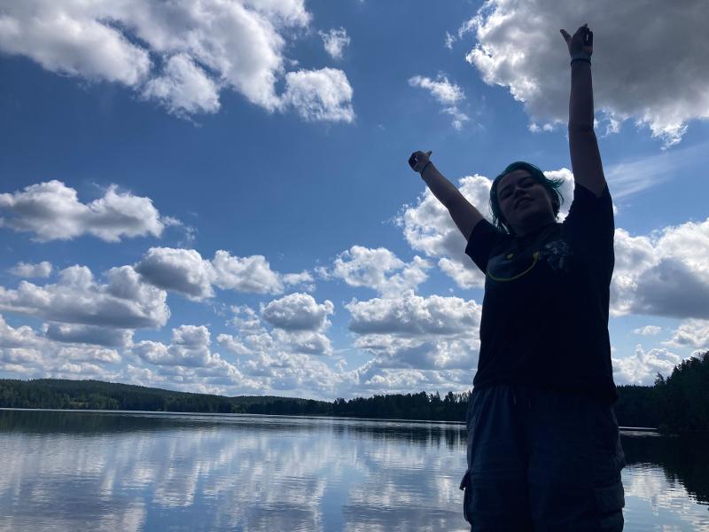 participante ao pé do lago no campo de férias da Suécia