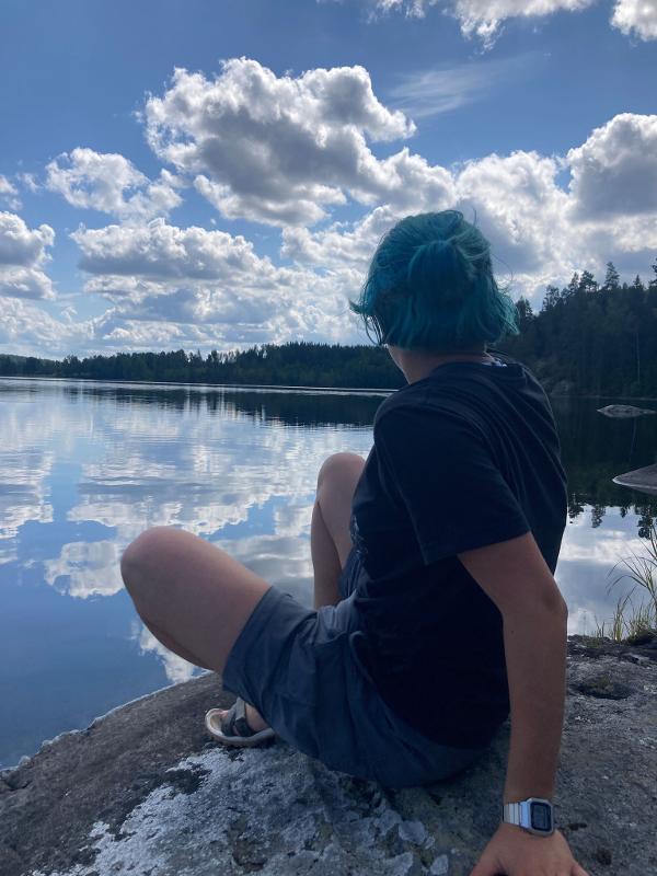 menina com cabelo azul junto ao mar no campo de férias suécia