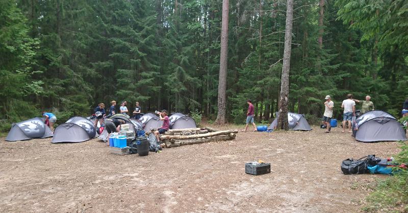 zona na floresta onde os participantes irão pernoitar dentro de tendas no curso de linguas