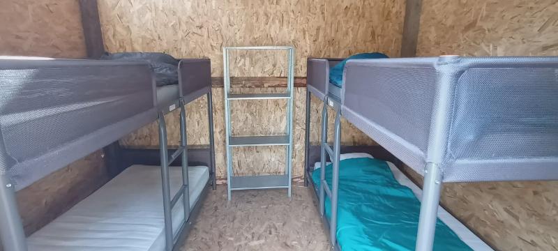 camas em beliche nas casas onde dormem os participantes no campo de férias Lisboa