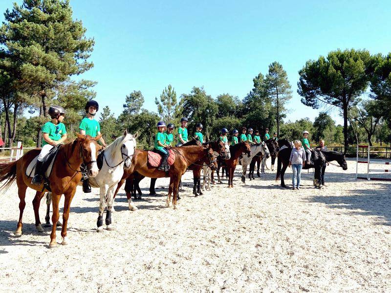 fotografia de grupo dos participantes montados nos cavalos no campo de férias Lisboa