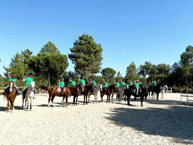 participantes a caminho do picadeiro para mais uma aula de equitação no campo de férias Lisboa