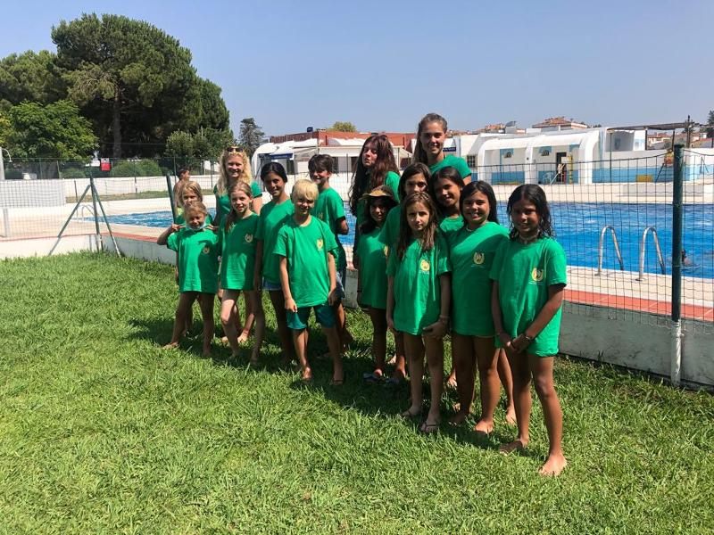 fotografia de grupo em frente à piscina no campo de férias Lisboa