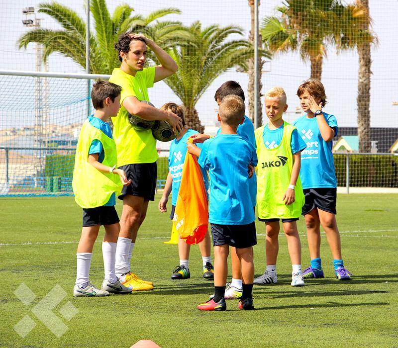  Jovens a jogar futebol nos Campos de Férias Espanha