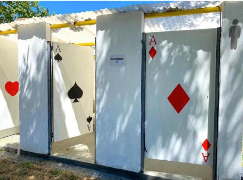 casas de banho do acampamento de Verão