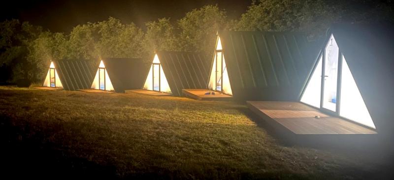 alojamento em cabanas no acampamento de Verão
