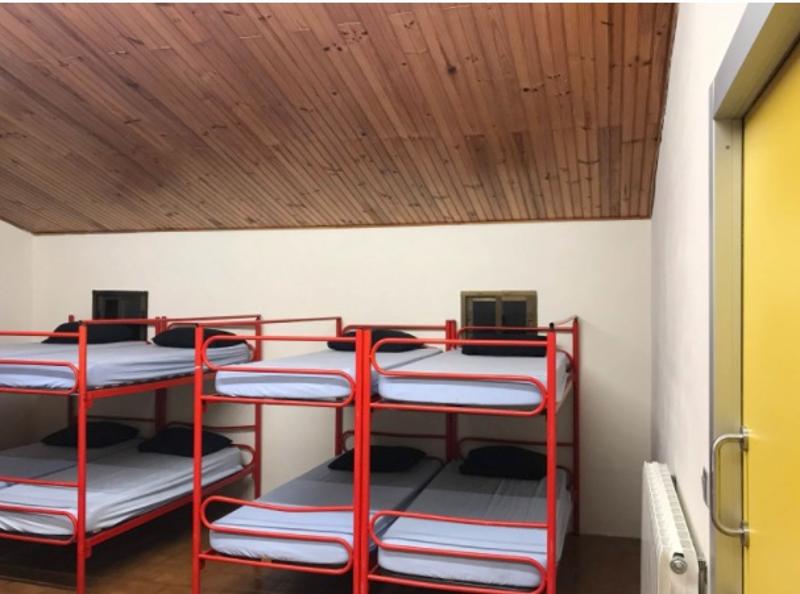 Quarto com beliches do alojamento do acampamento de Verão