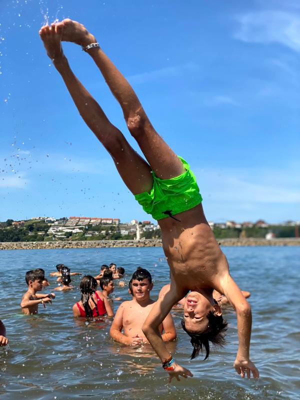 participante a saltar no mar no curso de Inglês Verão
