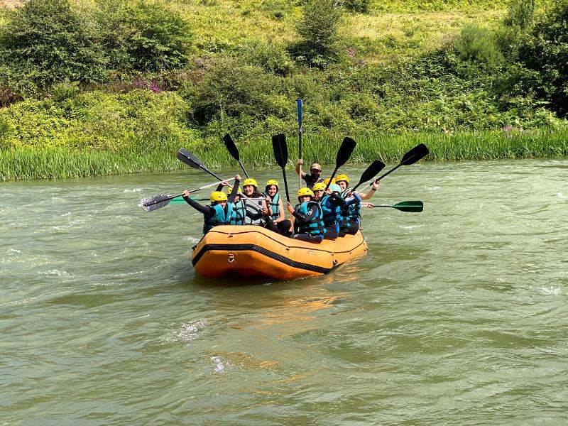 participantes durante atividade de rafting no campo de férias aventura