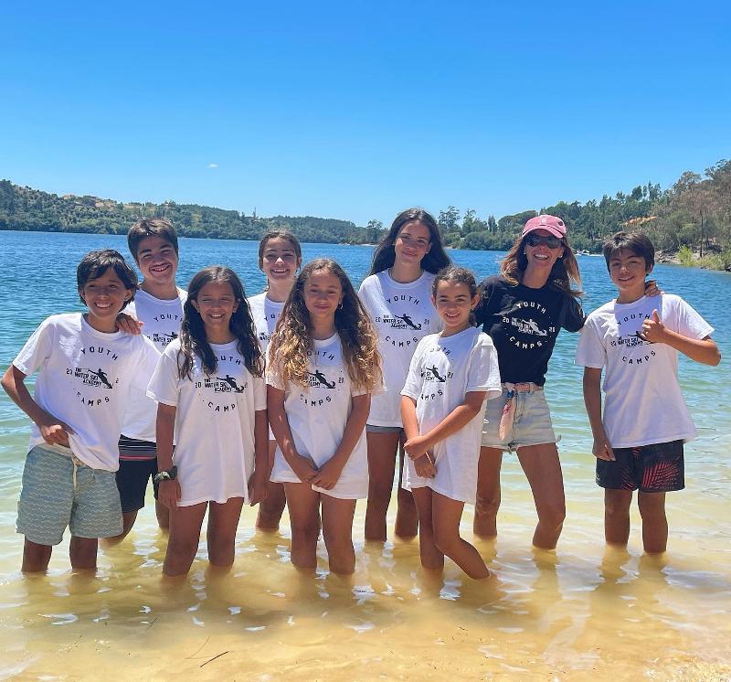 Foto das crianças com a t-shirt do campo na água no campo de férias no centro de Portugal