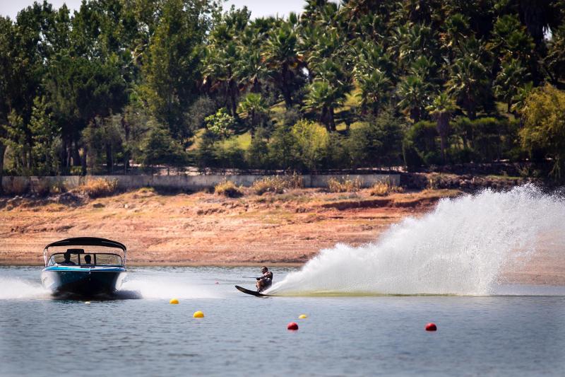 Monitor a praticar ski aquático no campo de férias 