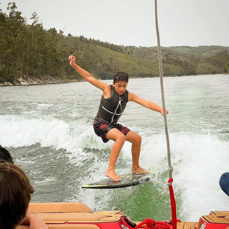 Rapaz durante atividade de ski no campo de férias desportos aquáticos