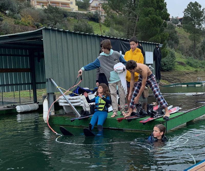 grupo de participantes durante pausa nas atividades no campo de férias desportos aquáticos