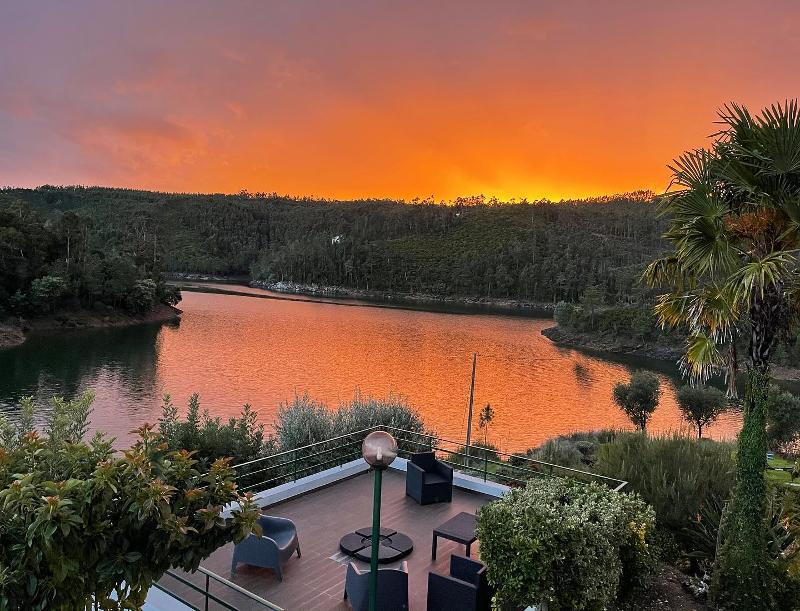 Vista do alojamento do pôr do sol no campo de férias desportos aquáticos