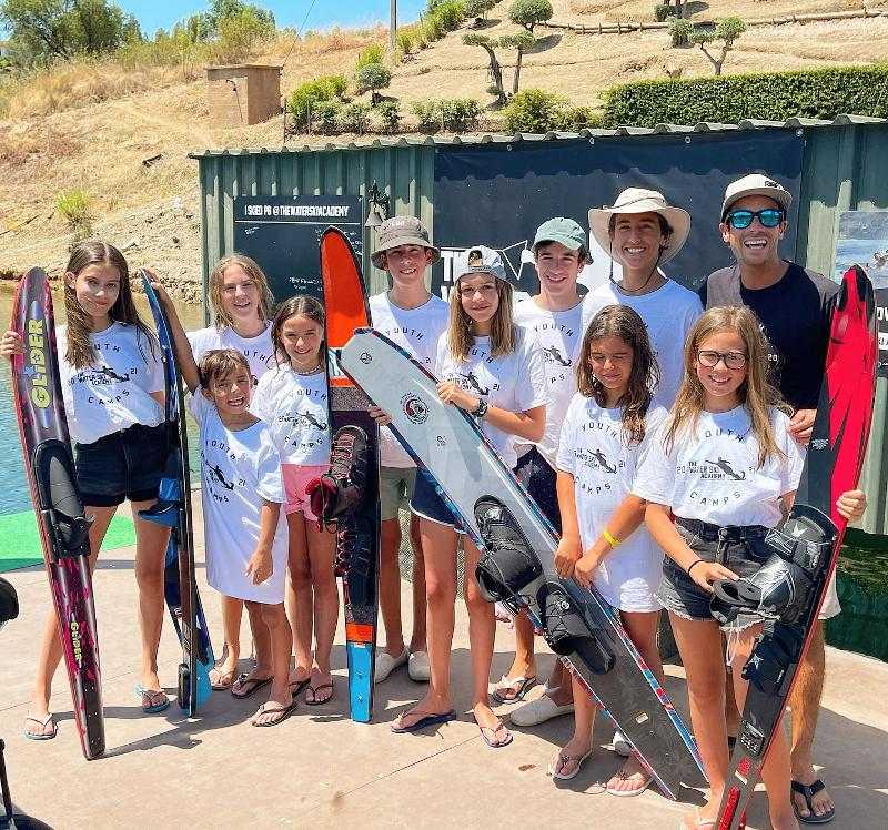Fotografia de grupo de participantes preparados para a próxima atividade no campo de férias