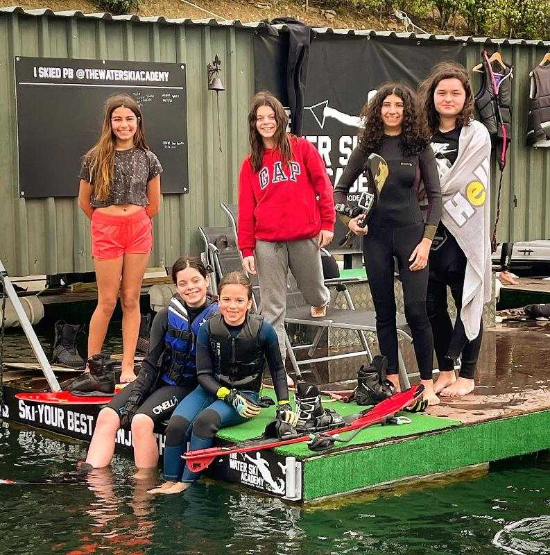 6 raparigas depois de fazerem ski aquático no campo de férias