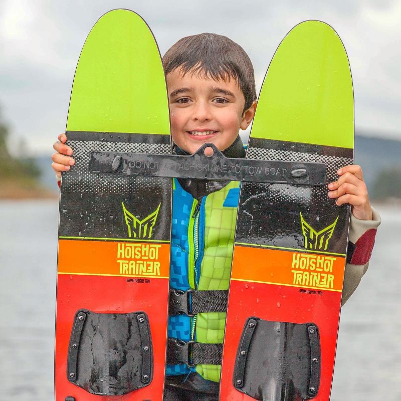 criança feliz depois de fazer ski aquático no campo de férias no centro de Portugal