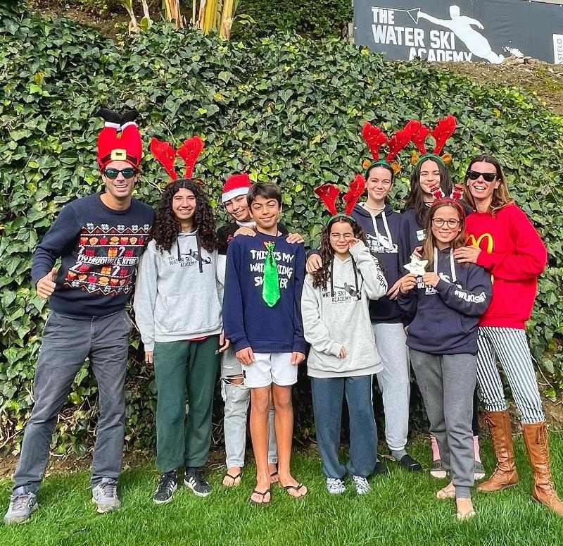 Foto de grupo com adereços de Natal no campo de férias de Natal aquático