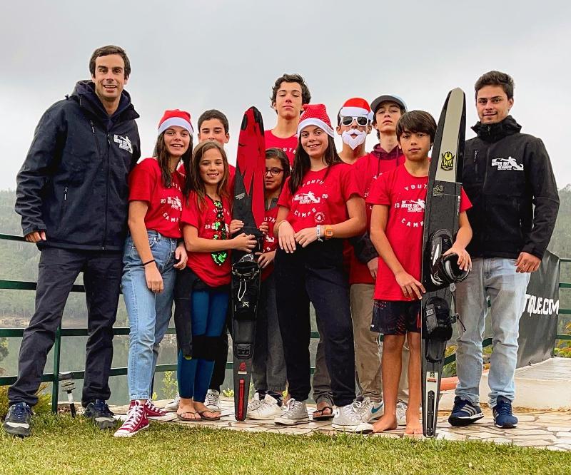 Crianças mais monitores a usar adereços de natal no campo de férias Natalício 
