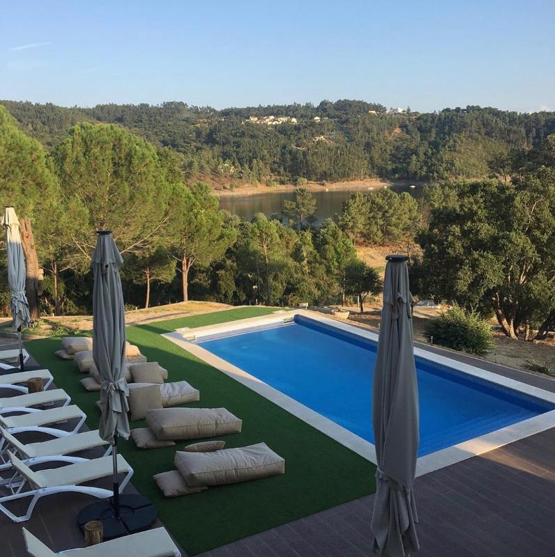 piscina e jardim do alojamento do campo de férias desportos aquáticos no Centro de Portugal