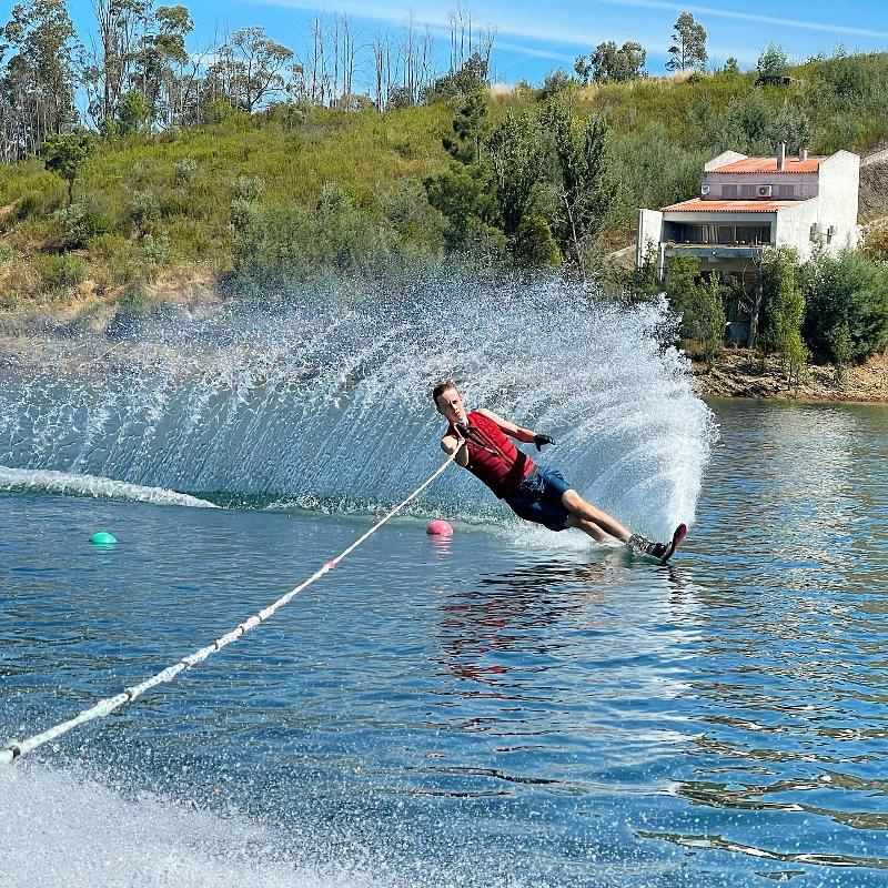 rapaz a fazer ski aquático no campo de férias desportos aquáticos