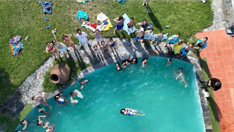 Participantes na piscina numa colónia de férias em Portugal