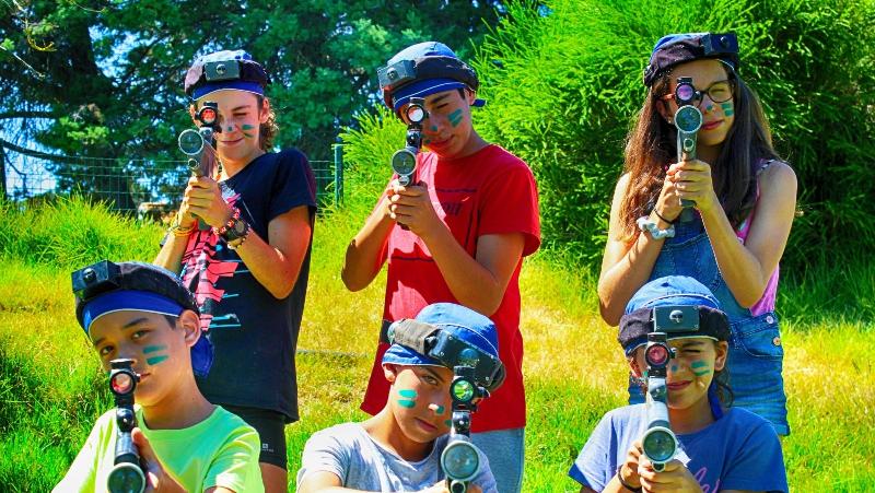  Participantes a jogar paintball juntos numa colónia de férias em Portugal