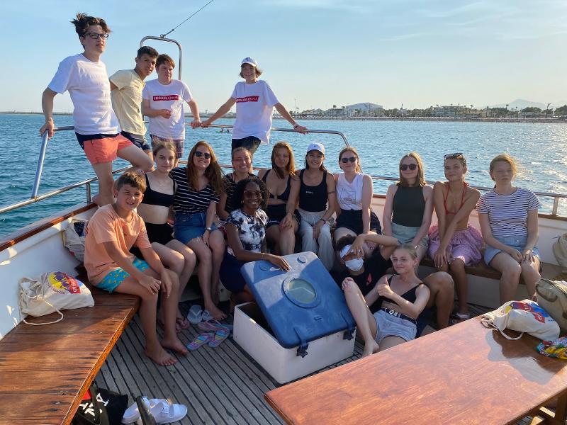  Vários jovens felizes num barco no mar em chipre durante o campo de férias Chipre. 