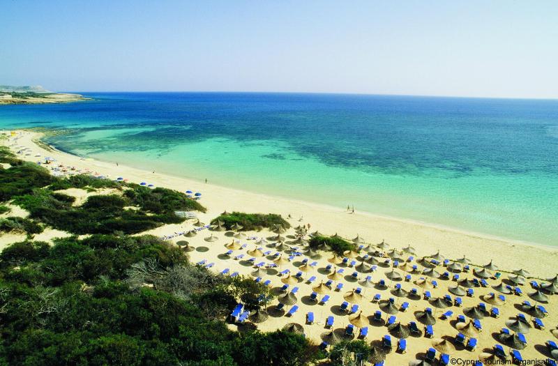  Vista para a praia e o seu longo areal, durante o campo de férias Chipre. 