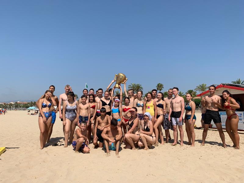 Jeunes s'amusent sur la plage en camp d'été