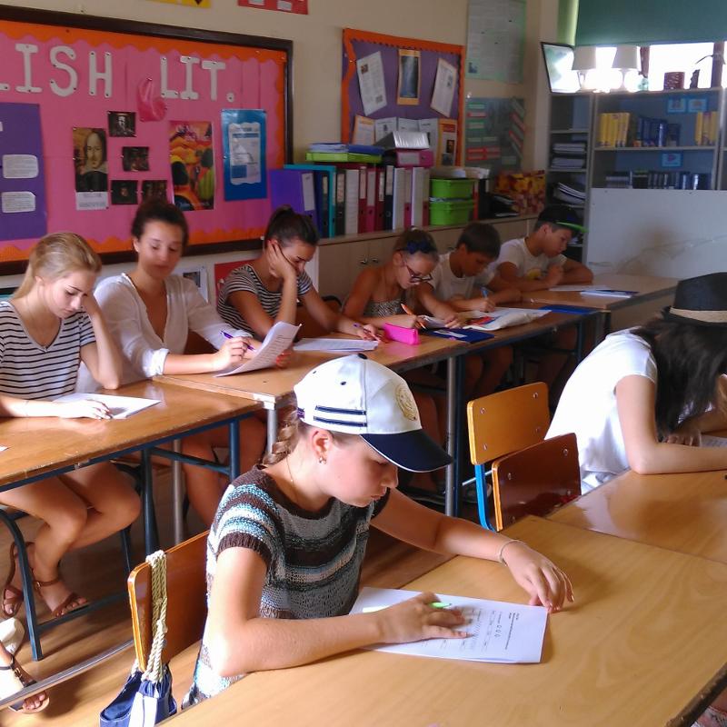 participantes durante prova de inglês no curso de inglês verão