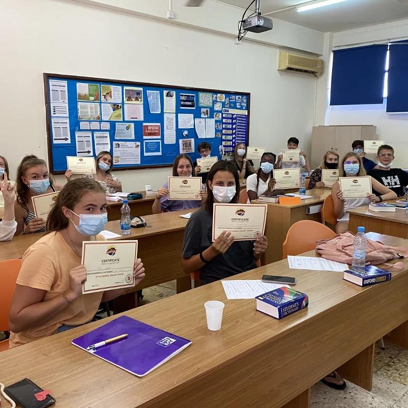 participantes a mostrarem o certificado de participação no curso de inglês verão 