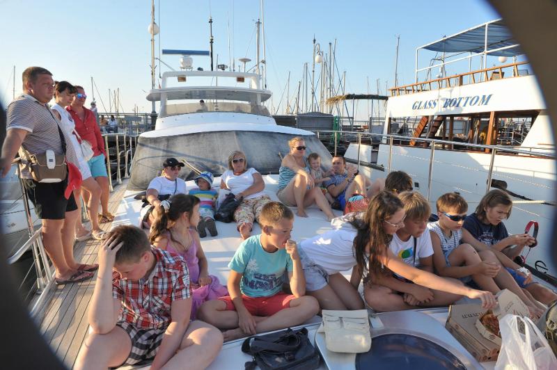 participantes em passeio de barco com as suas famílias no curso de inglês verão