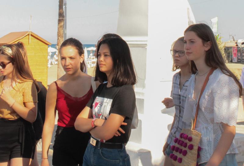 fotografia de meninas durante visita no curso de inglês verão