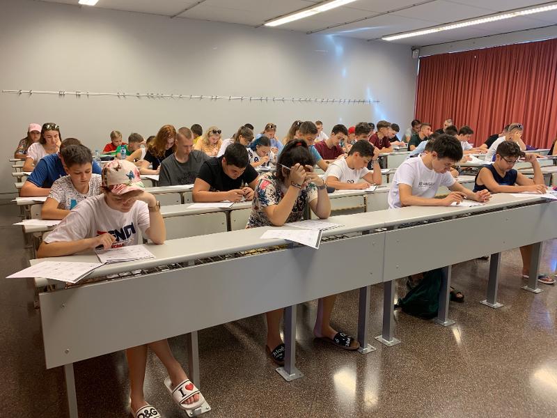 participantes na sala de aula durante o verão no curso de inglês verão