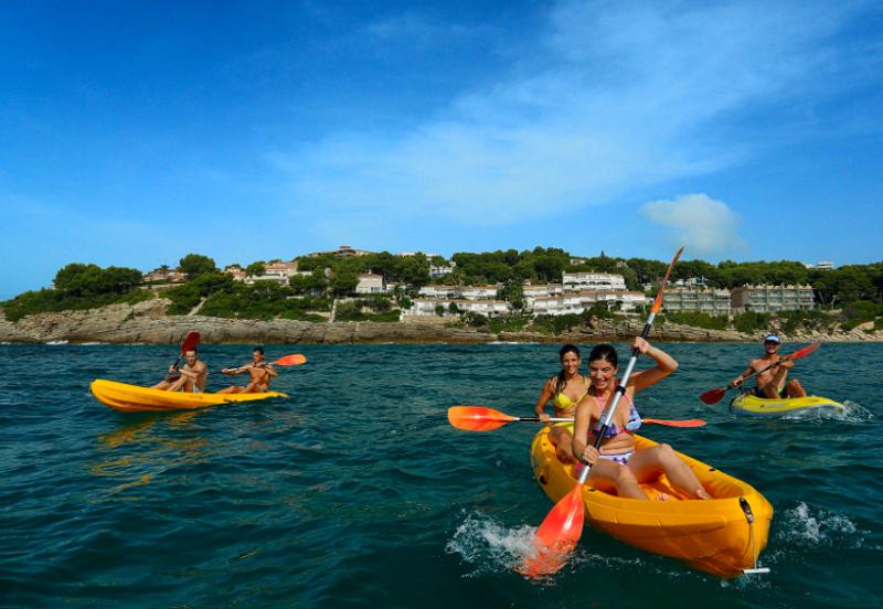 participantes durante atividade de canoagem no curso de inglês verão