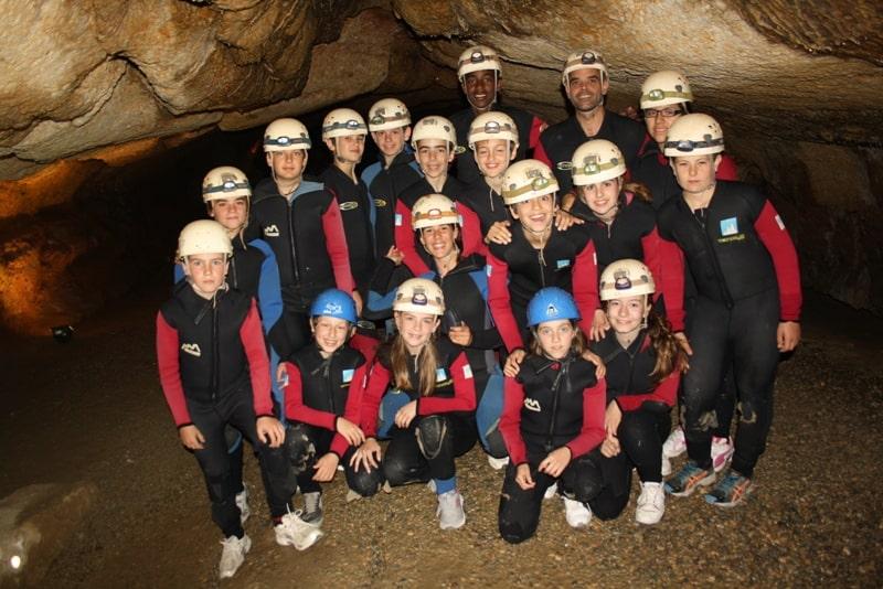atividade de exploração pela cave espluga no curso de inglês verão 