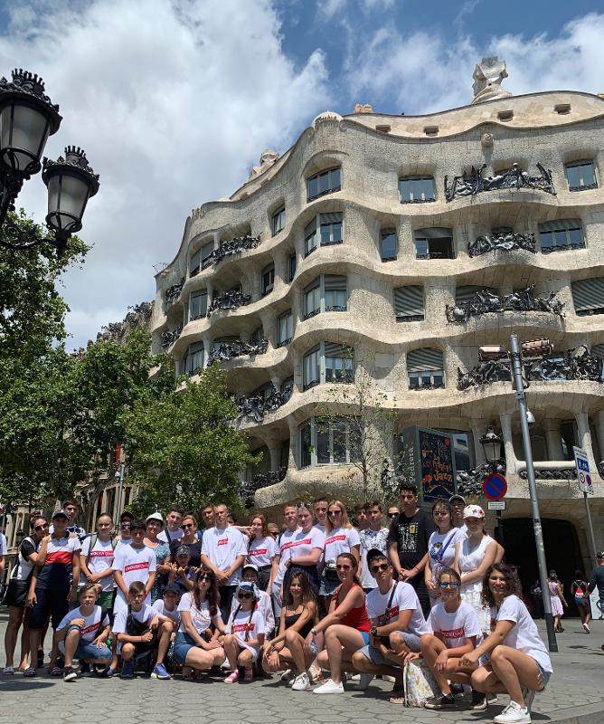 foto de grupo em frente a um monumento famoso em Barcelona no curso de inglês verão
