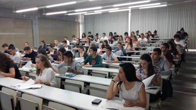participantes na sala durante aula no curso de inglês verão