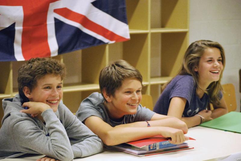  Crianças felizes durante um curso de verão Porto
