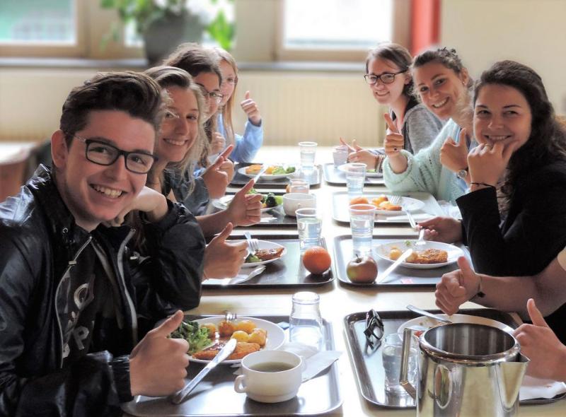 participantes durante a hora de almoço no curso de verão no estrangeiro