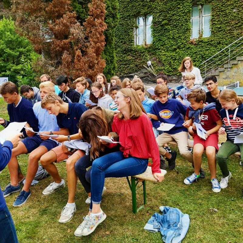  Participantes a rir durante uma aula no exterior durante o curso de língua portuguesa 