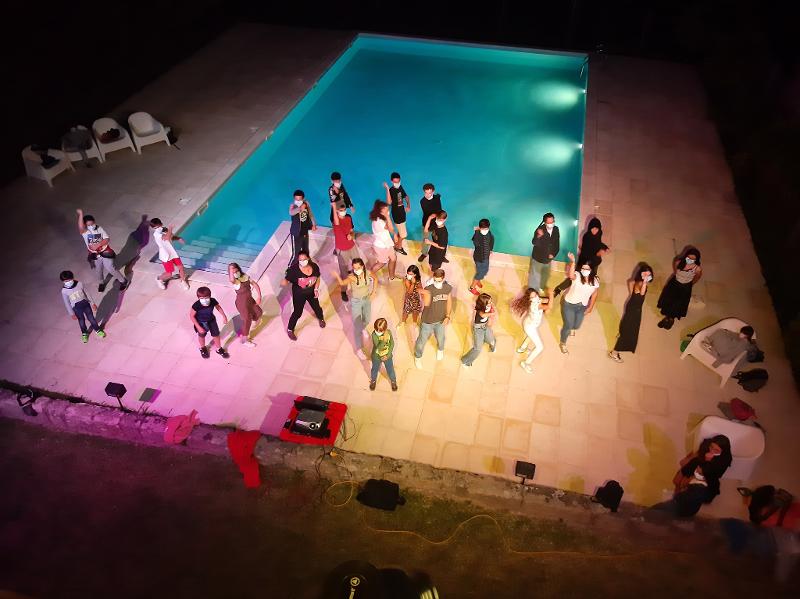 participantes durante festa na piscina no curso de ingles verao