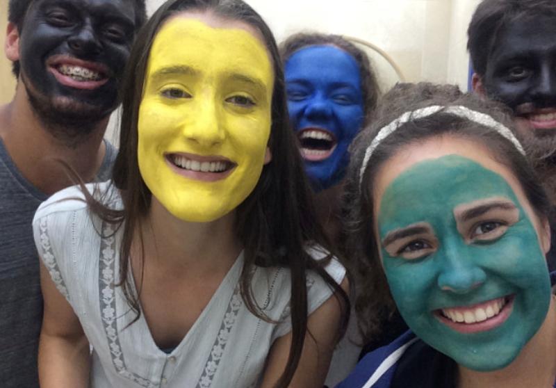 quatro participantes com pinturas faciais