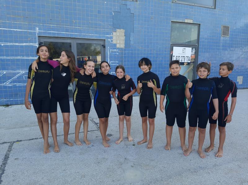 grupo de participantes antes da aula de surf no curso de ingles verao 