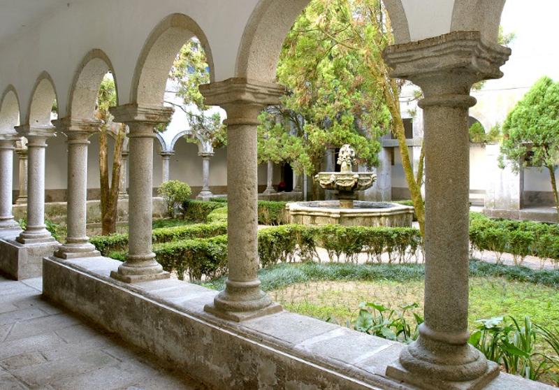 Jardim do campo de férias, muito verde e estilo romano