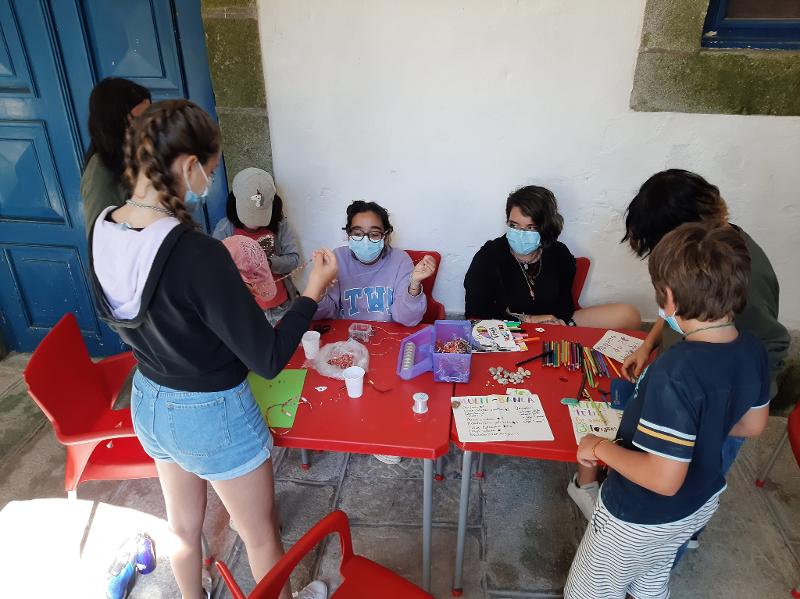 grupo de participantes durante atelier de pintura no surfcamp porto