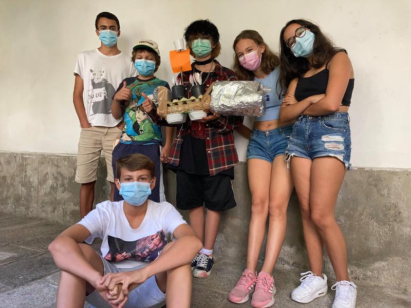 grupo de participantes a mostrarem a sua construção no surfcamp porto