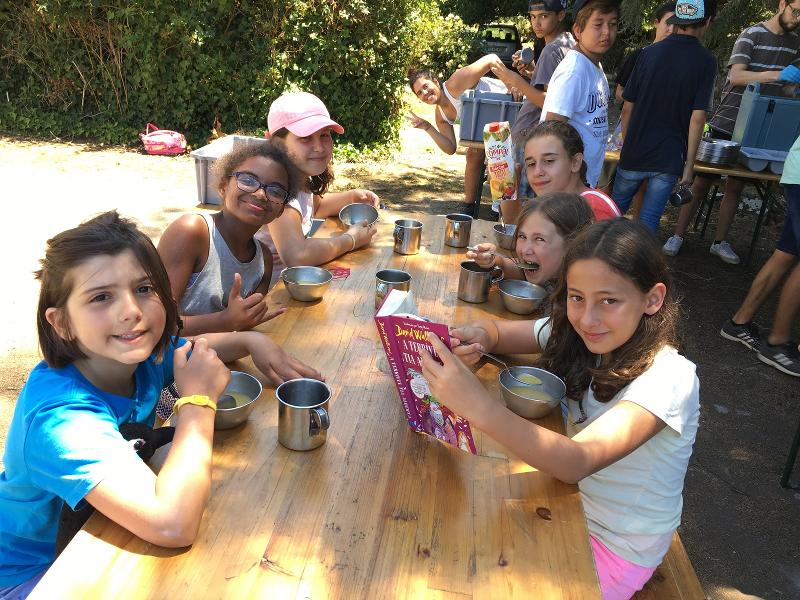 meninas a comerem a sopa à hora de almoço no surfcamp porto